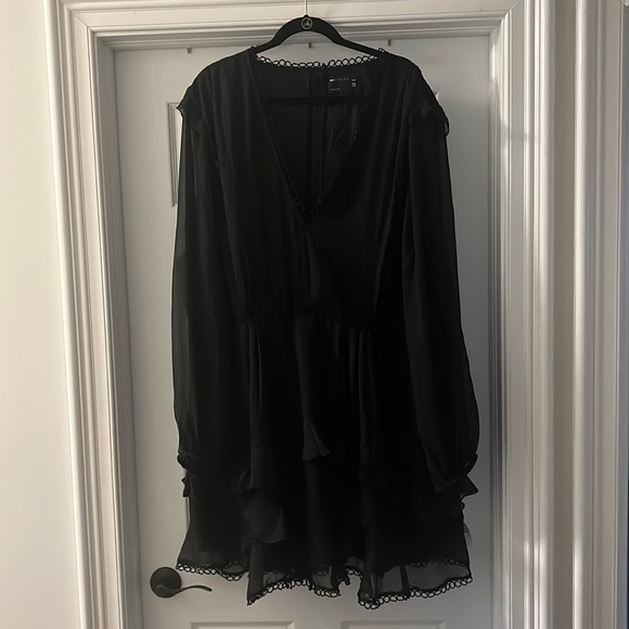 Poshmark black dress super flattering - Picture 1 of 4
